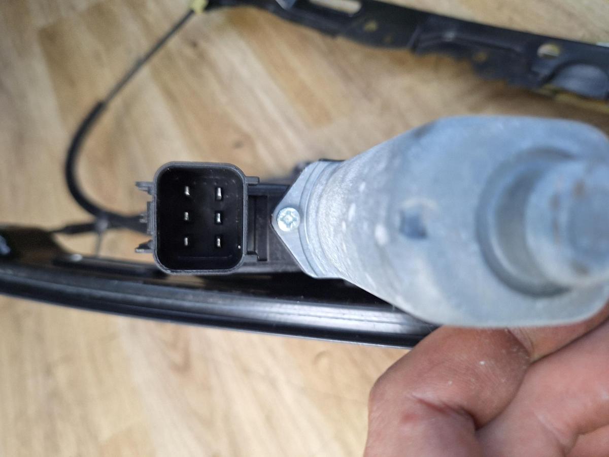 1000875537-part-image