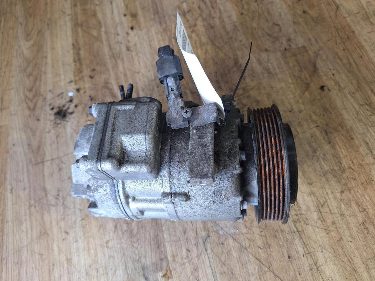 1000904065-A/C Compressor Top