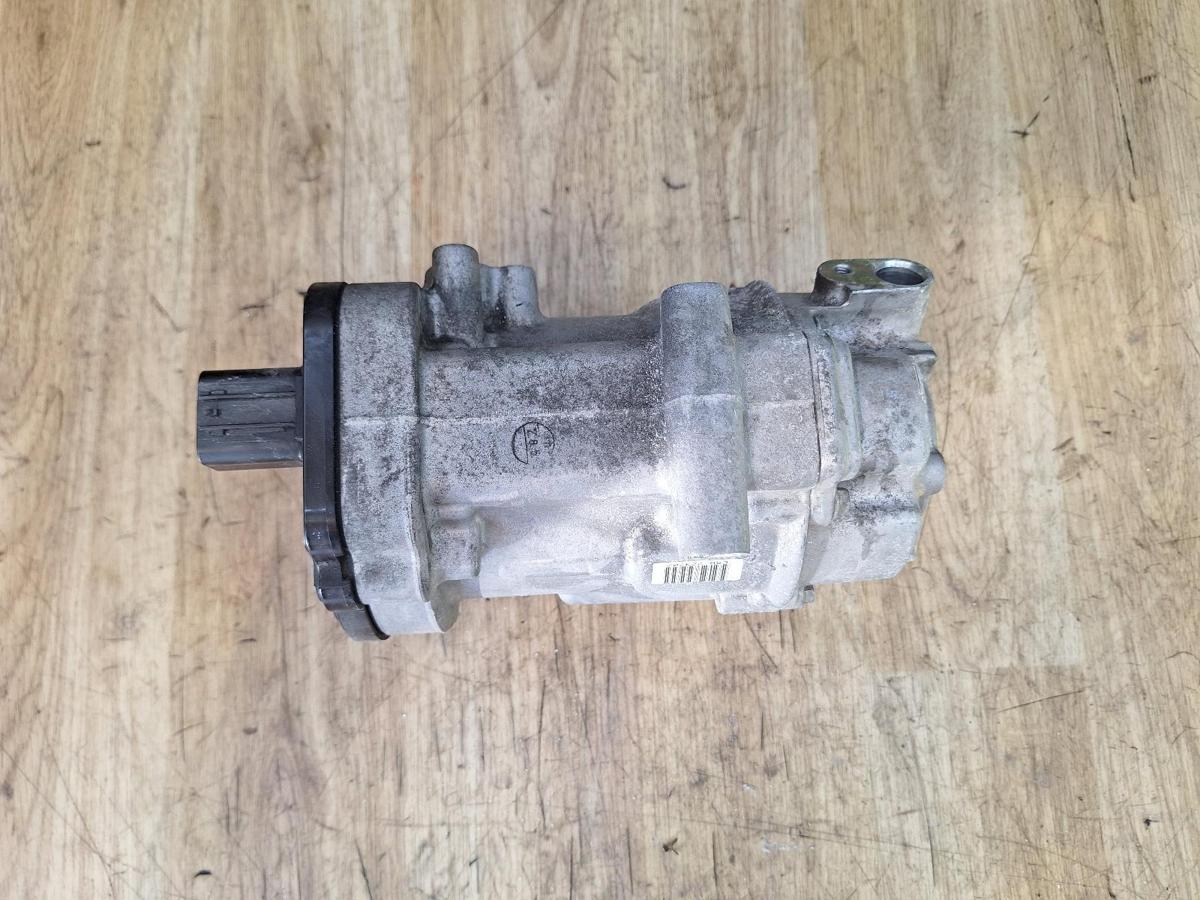 1000930971-A/C Compressor Top
