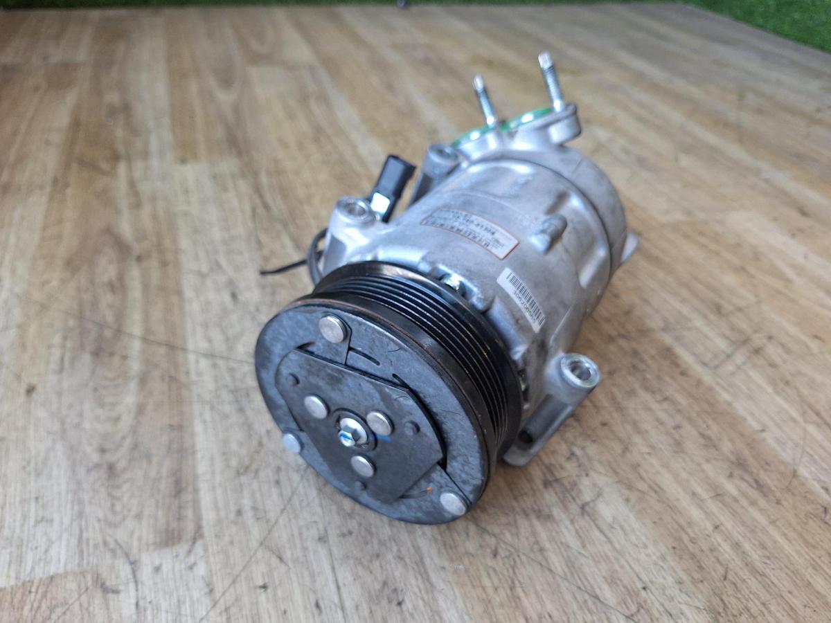 1000883005-A/C Compressor Top