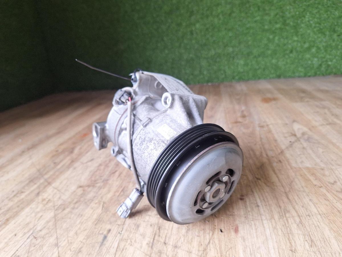 1000900925-A/C Compressor Top