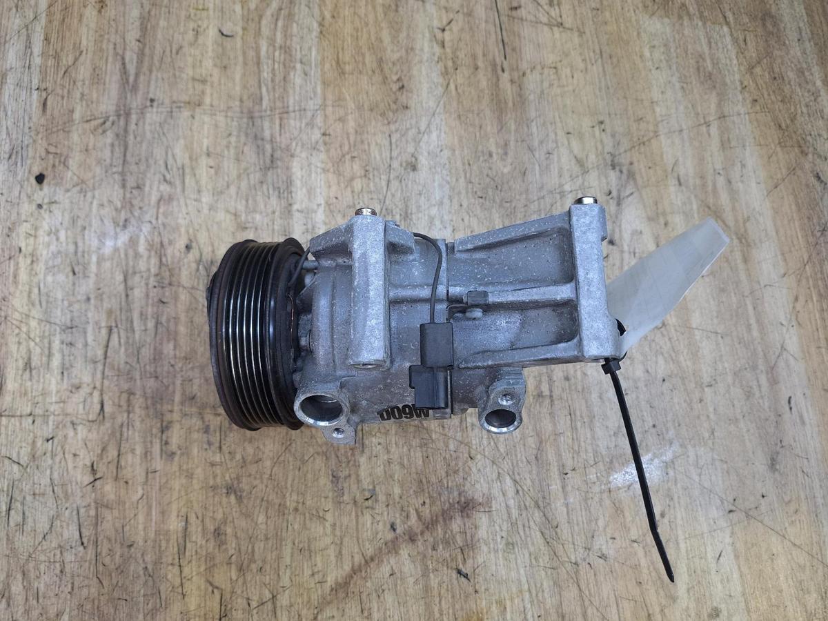 1000951885-A/C Compressor Top