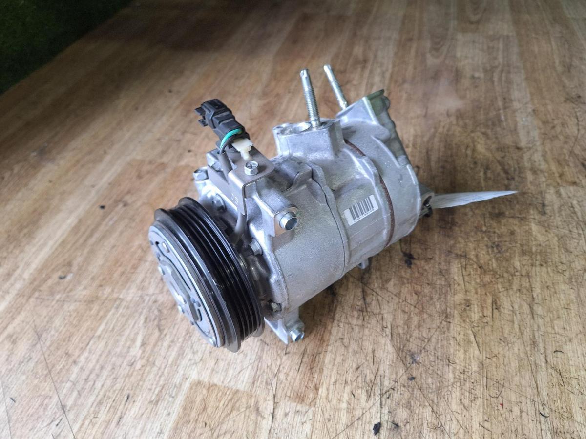 1000914908-A/C Compressor Top