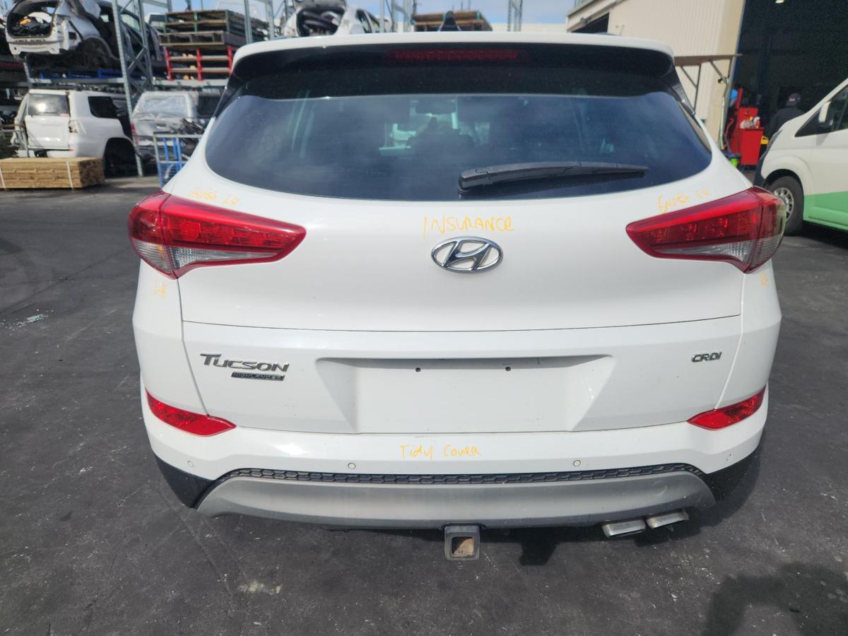 1000943652-Bootlid_Tailgate