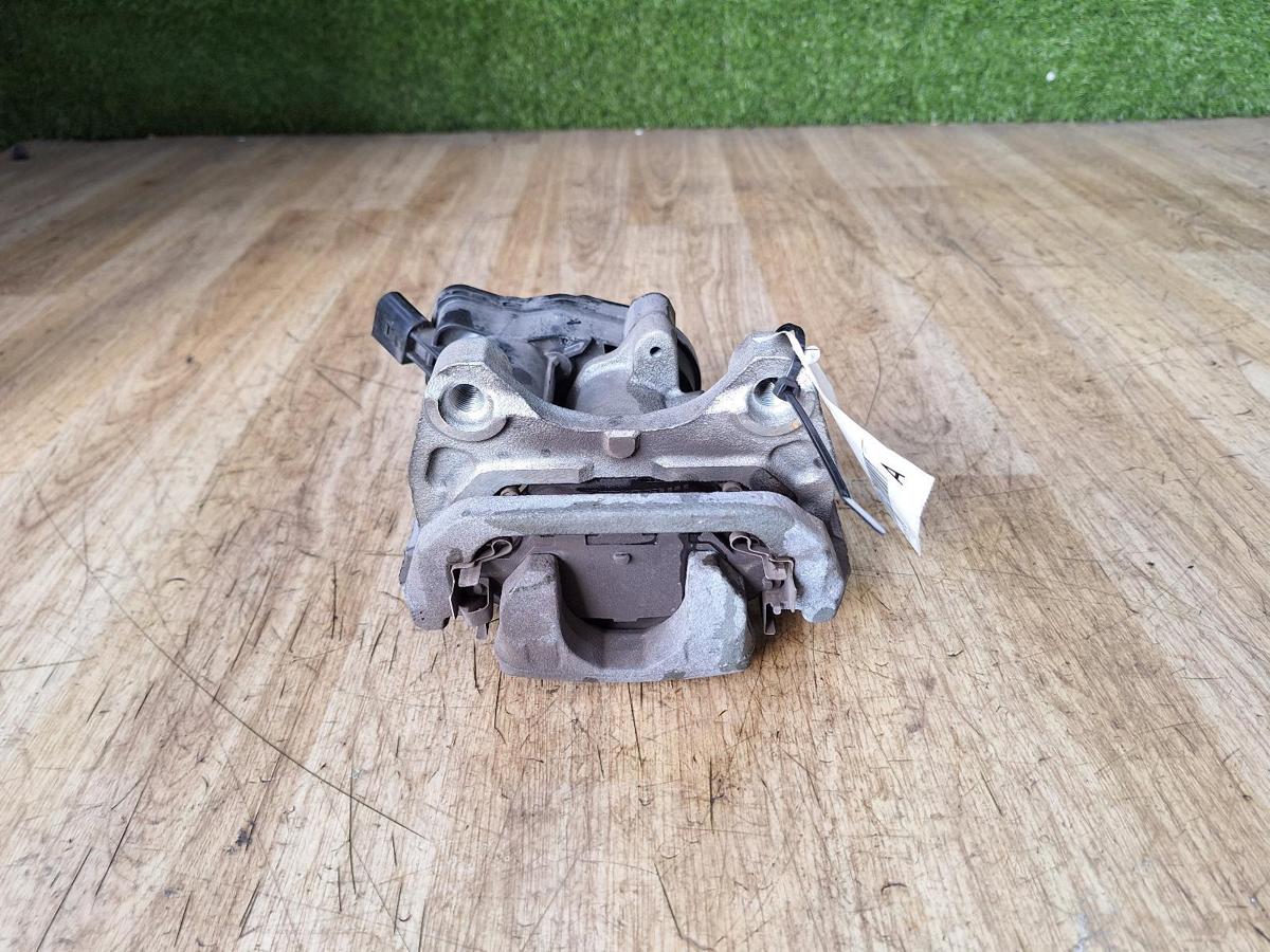 1000952109-Caliper Front RHR