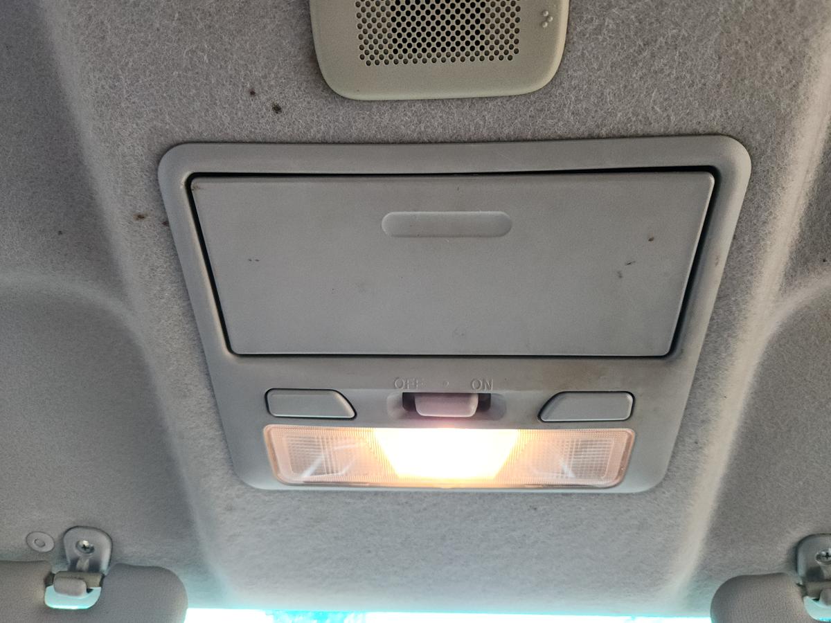 1000935545-Courtesy Light