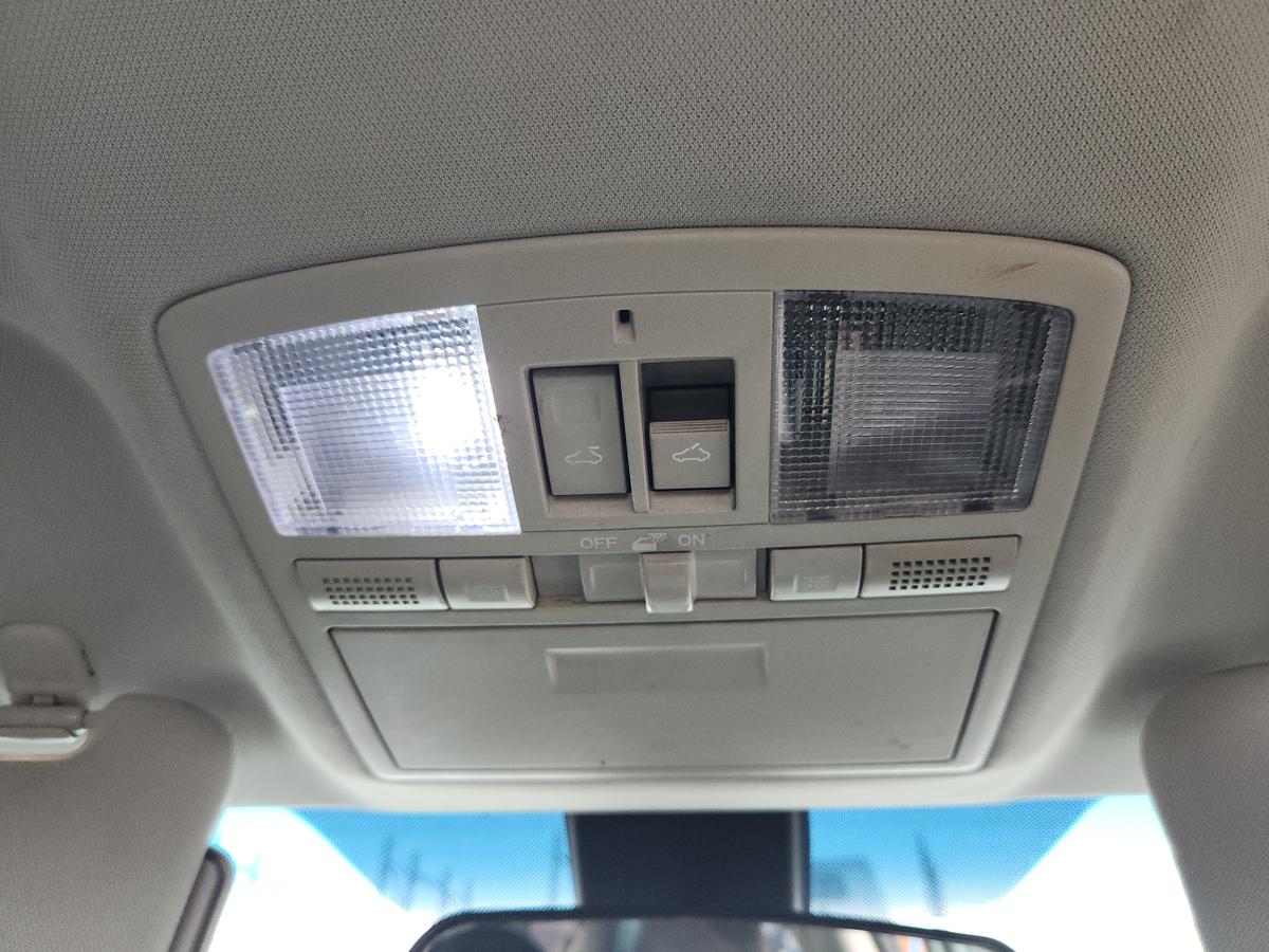 1000937509-Courtesy Light