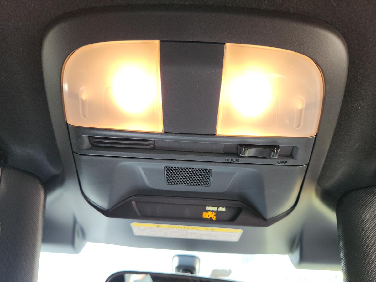 1000938478-Courtesy Light