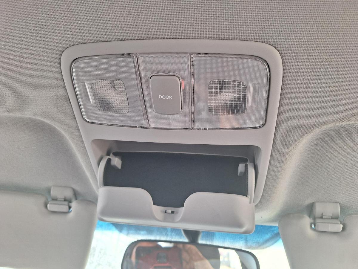 1000769095-Courtesy Light