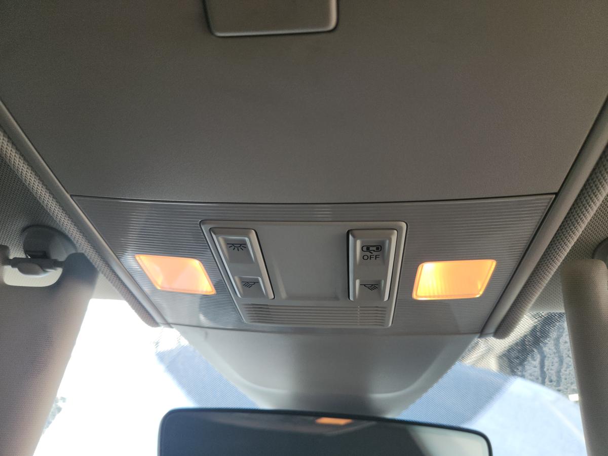 1000940885-Courtesy Light