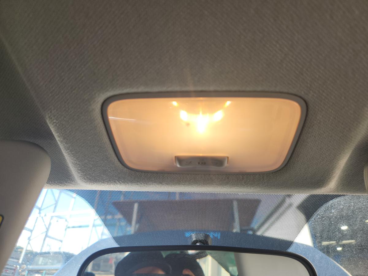 1000941147-Courtesy Light