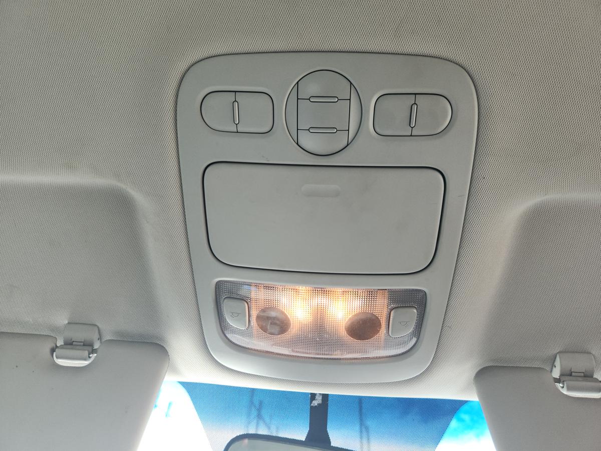 1000943565-Courtesy Light