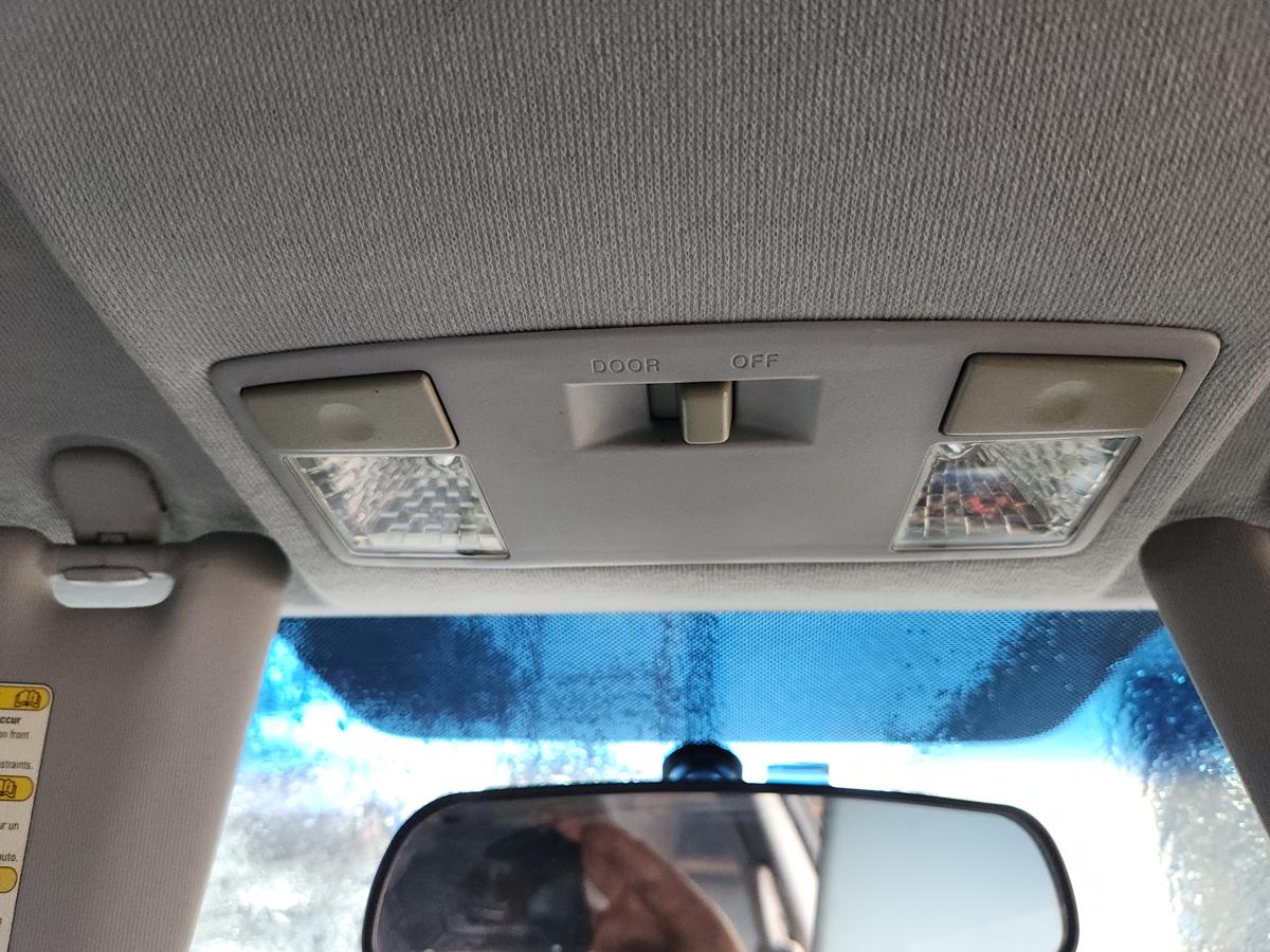 1000944958-Courtesy Light