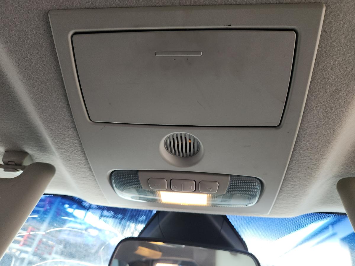 1000945381-Courtesy Light