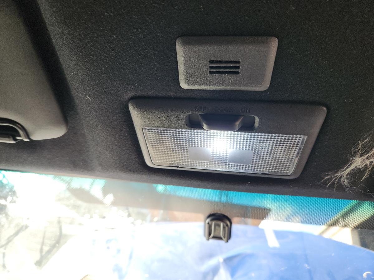 1000945596-Courtesy Light