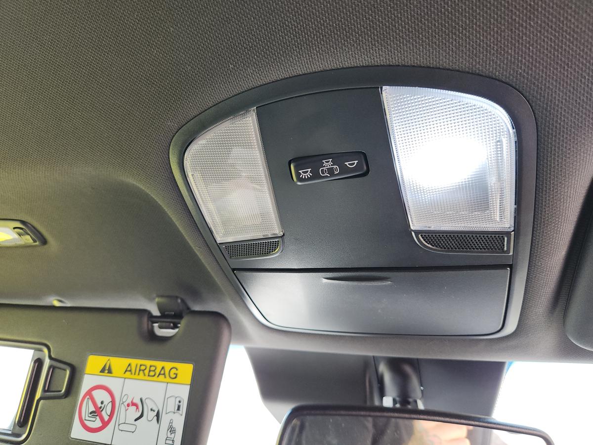 1000946151-Courtesy Light