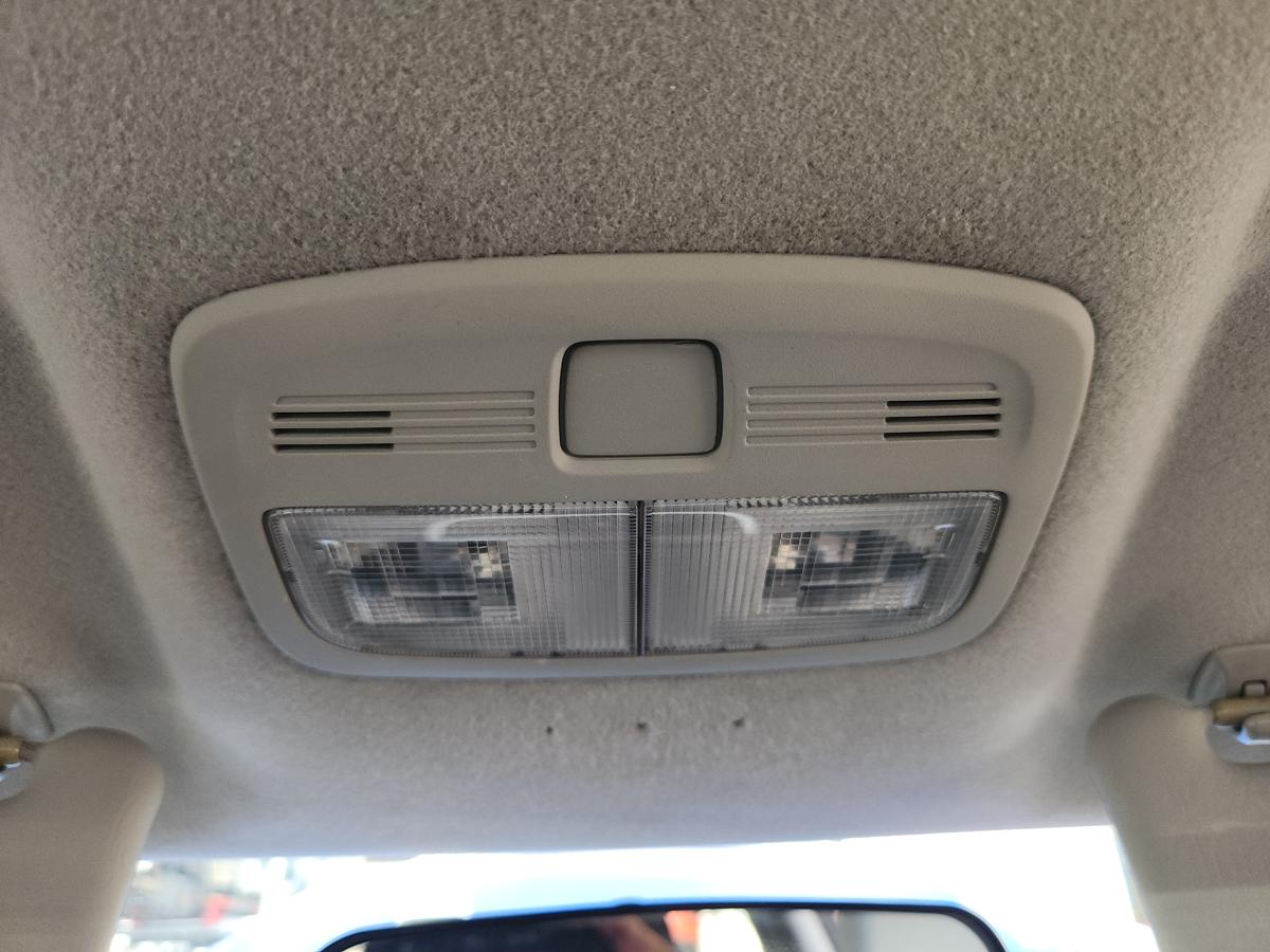 1000946645-Courtesy Light