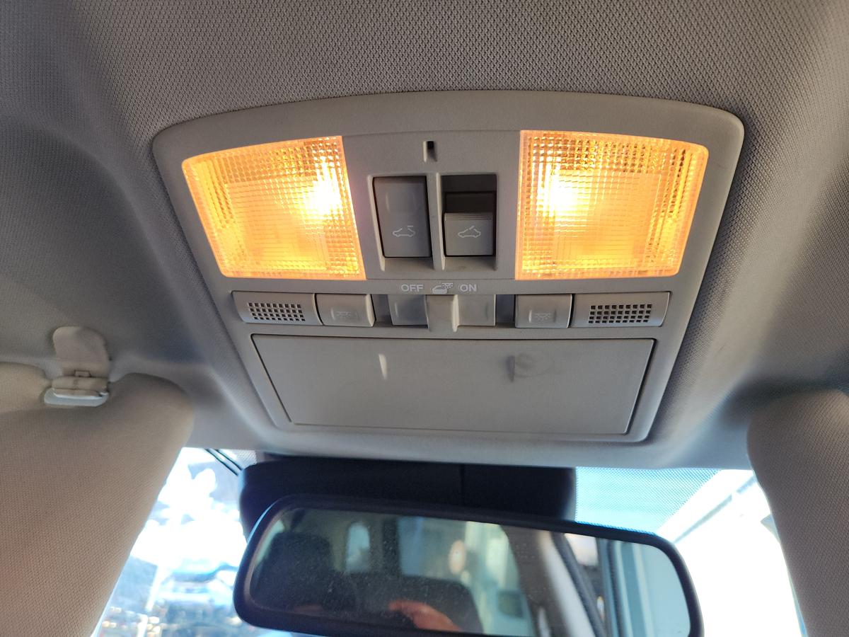 1000945126-Courtesy Light