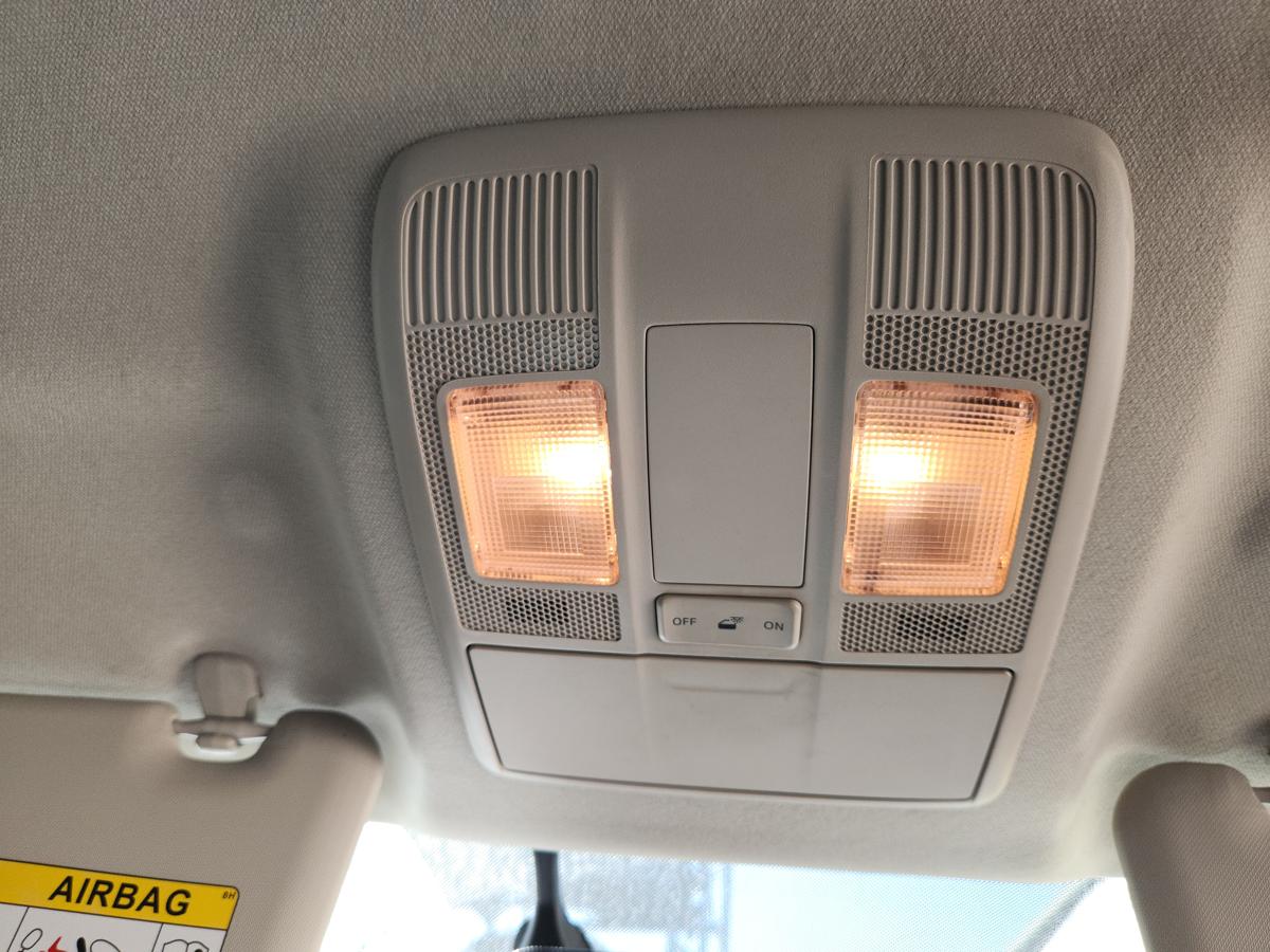 1000951998-Courtesy Light