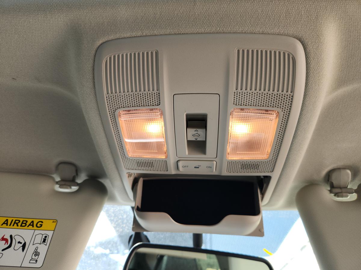 1000952157-Courtesy Light