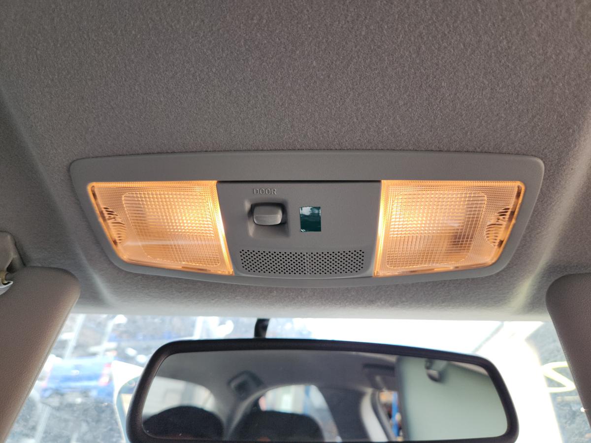 1000954575-Courtesy Light