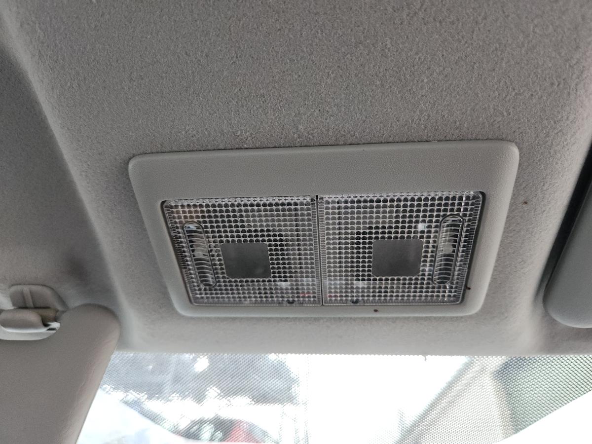 1000955562-Courtesy Light
