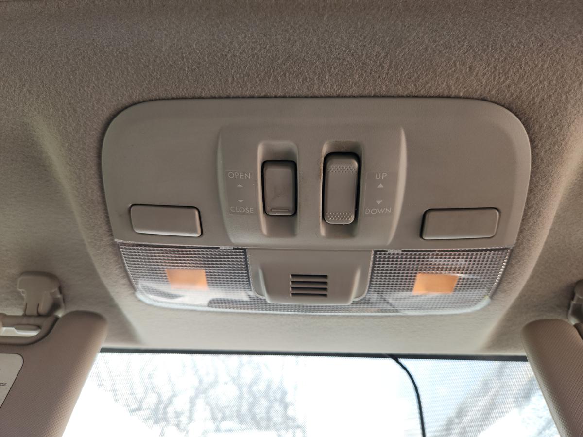 1000955998-Courtesy Light