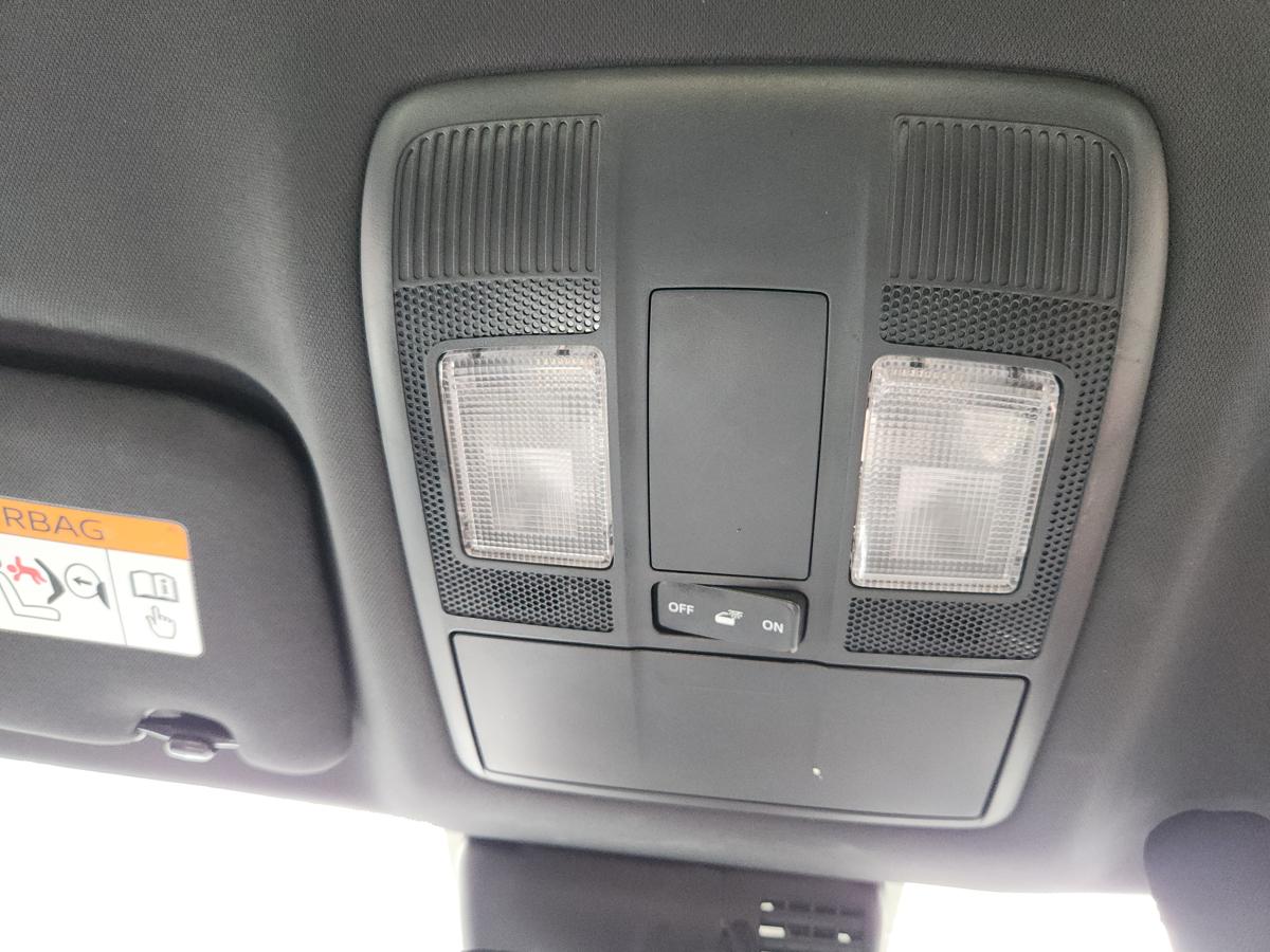 1000958015-Courtesy Light
