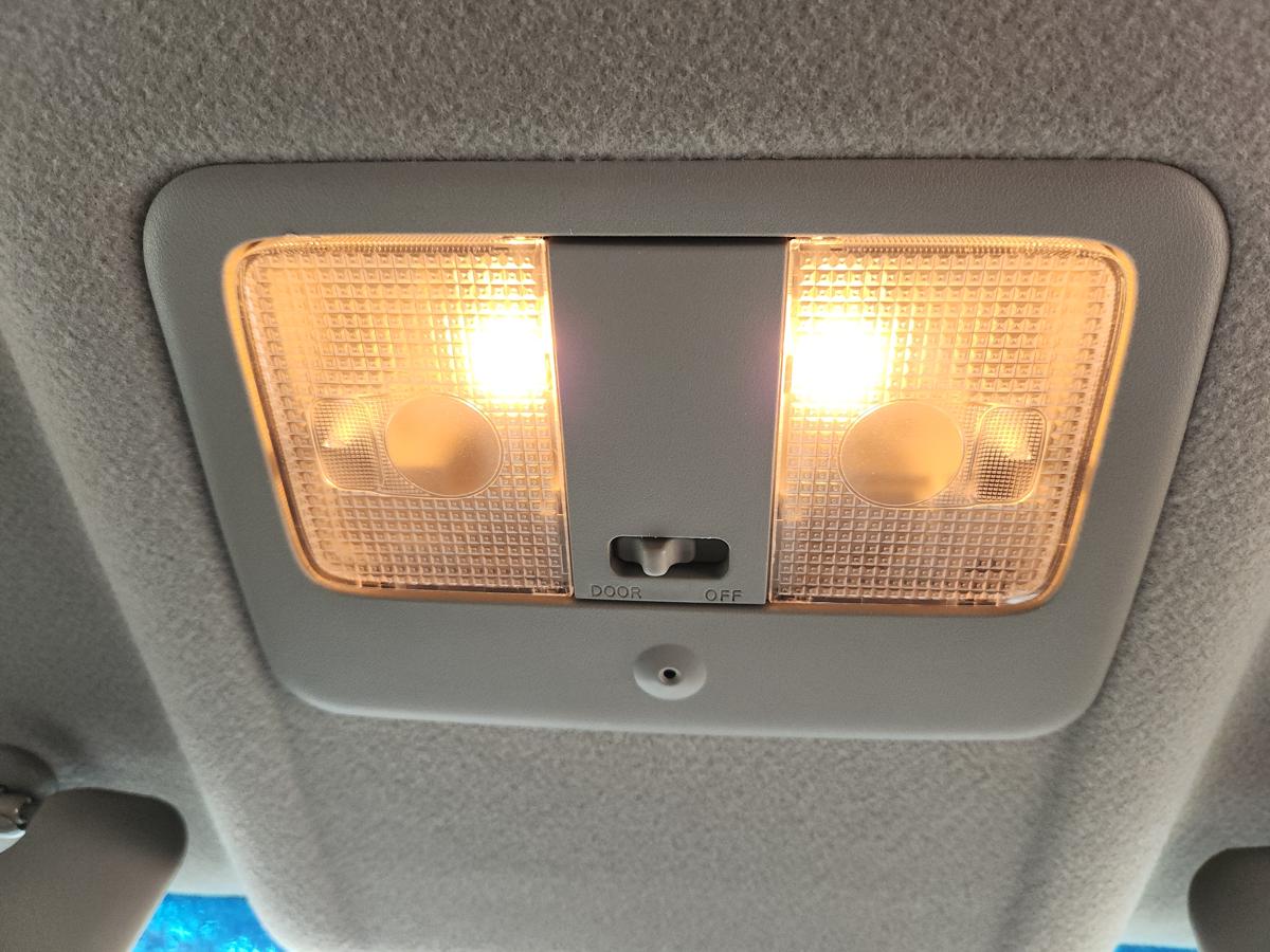 1000958178-Courtesy Light