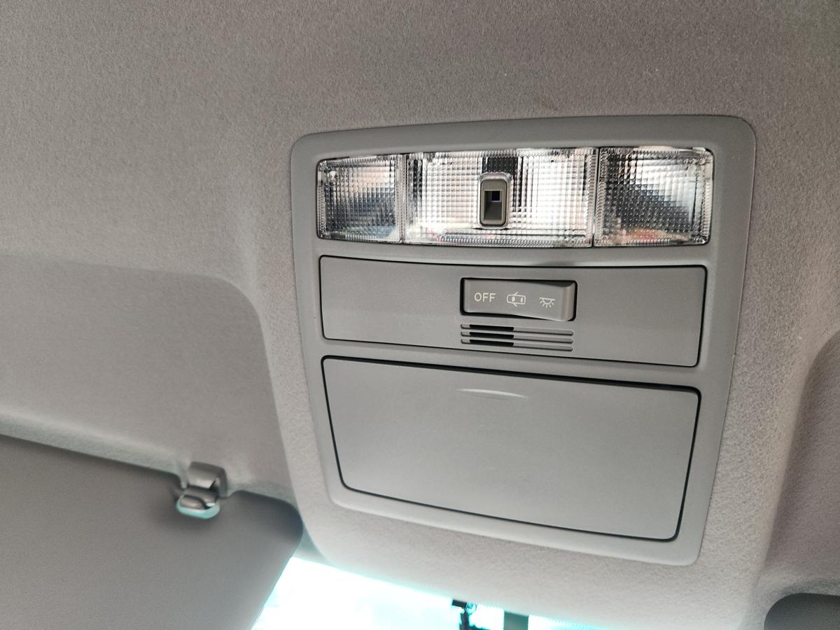 1000959712-Courtesy Light