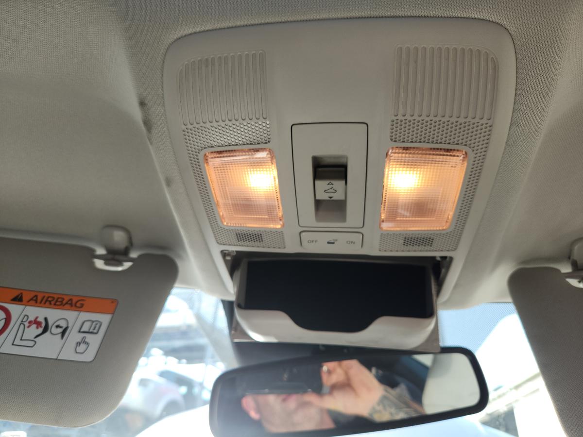 1000960438-Courtesy Light