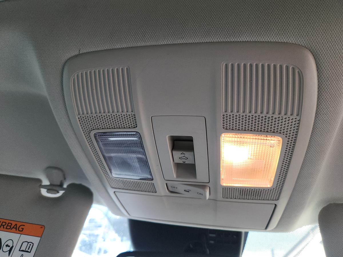 1000931342-Courtesy Light