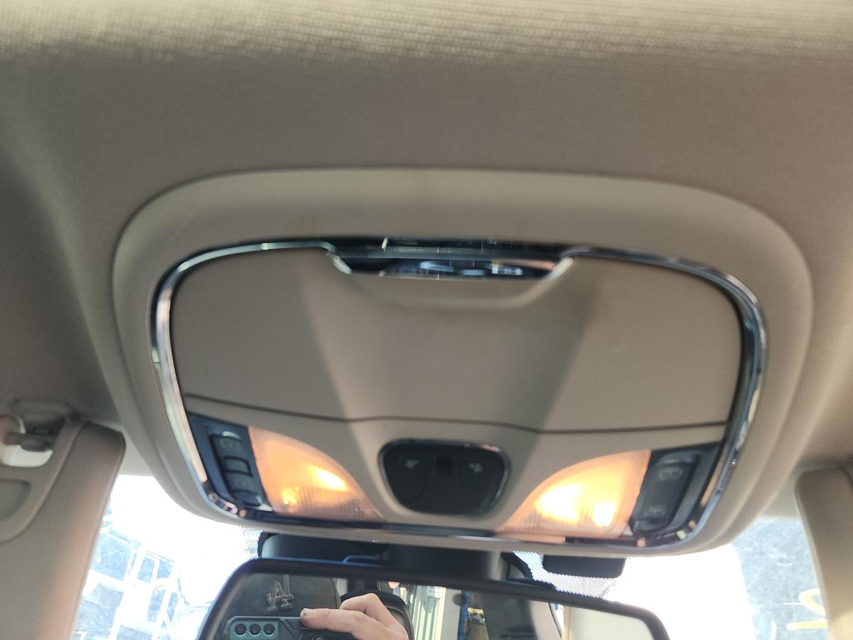 1000932605-Courtesy Light