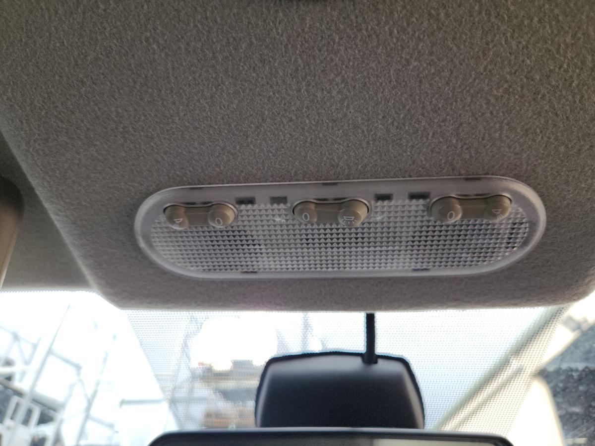 1000934974-Courtesy Light
