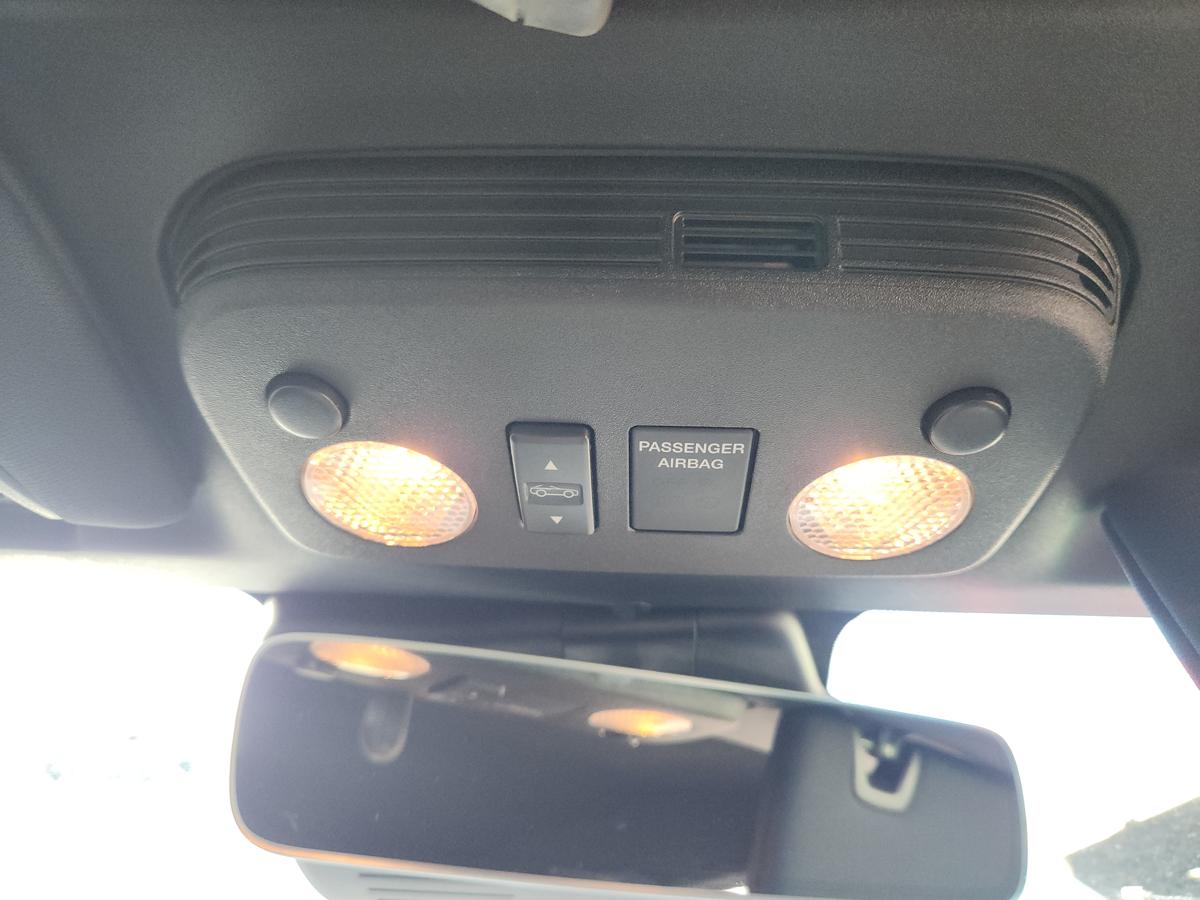 1000934567-Courtesy Light