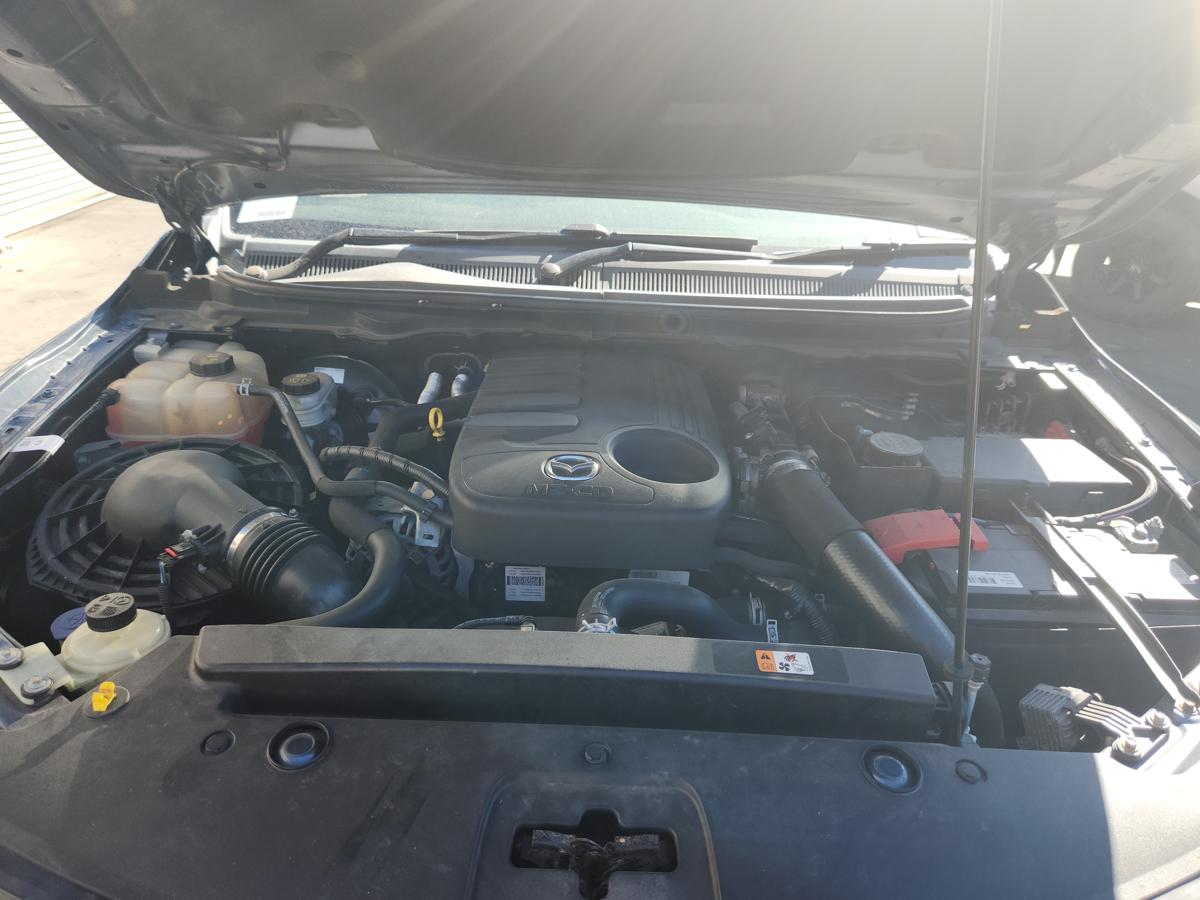 1000940086-Engine Bay