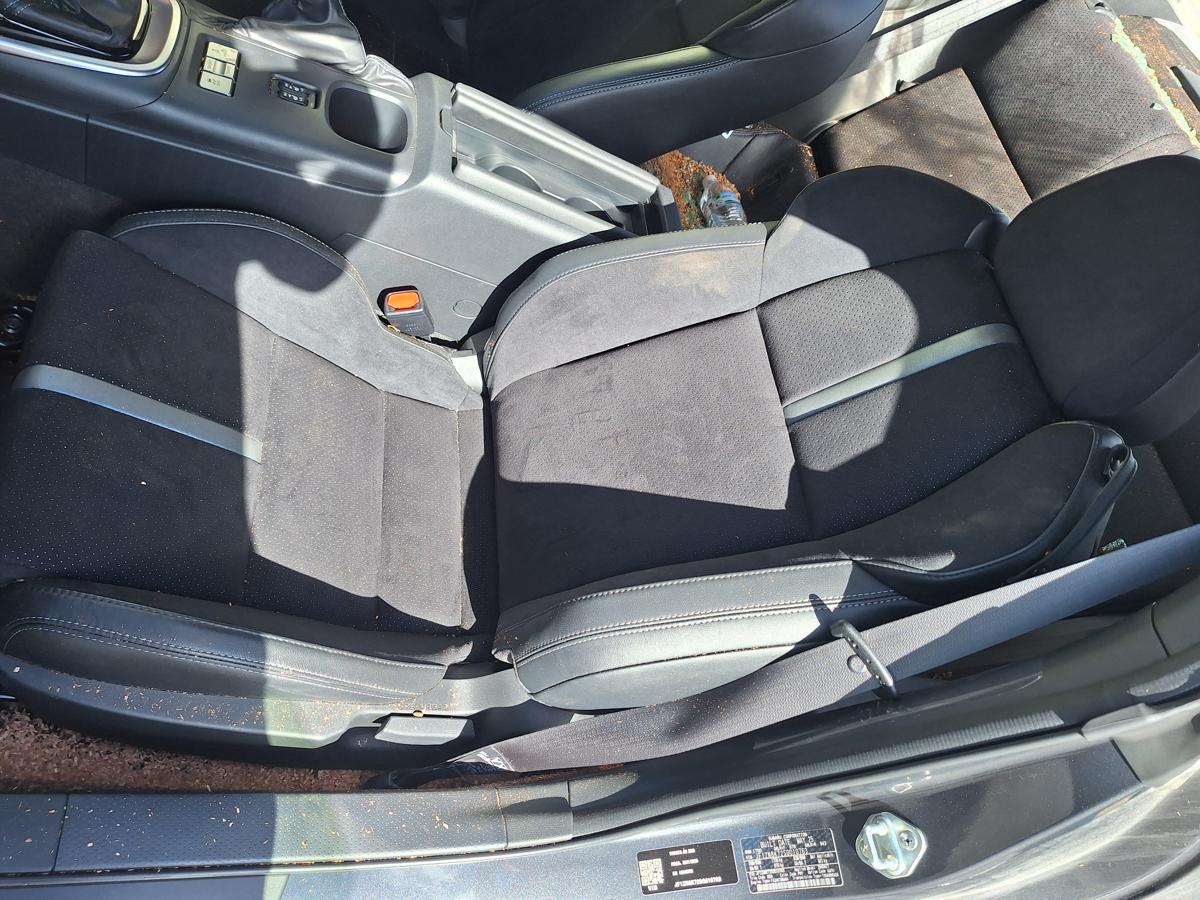 1000925953-Front Seat Left