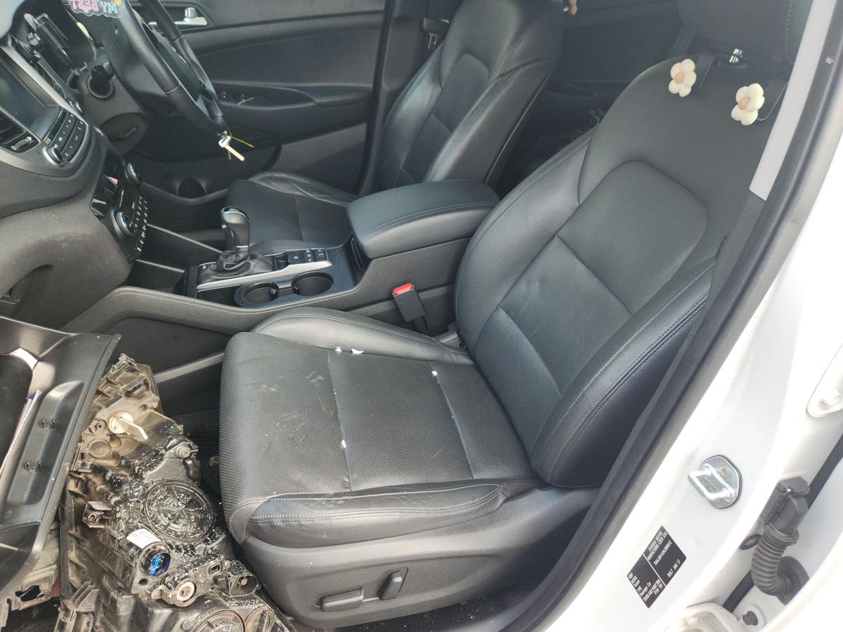 1000943727-Front Seat Left