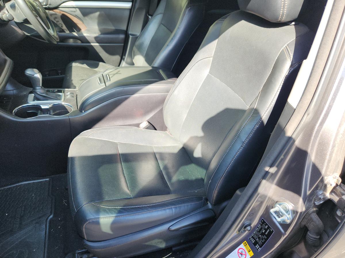 1000944543-Front Seat Left