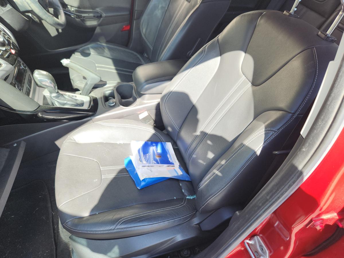 1000946916-Front Seat Left