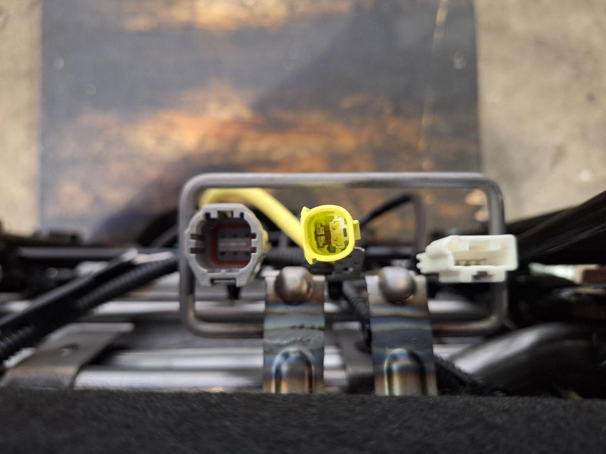 1000950816-Front Seat Left Plug