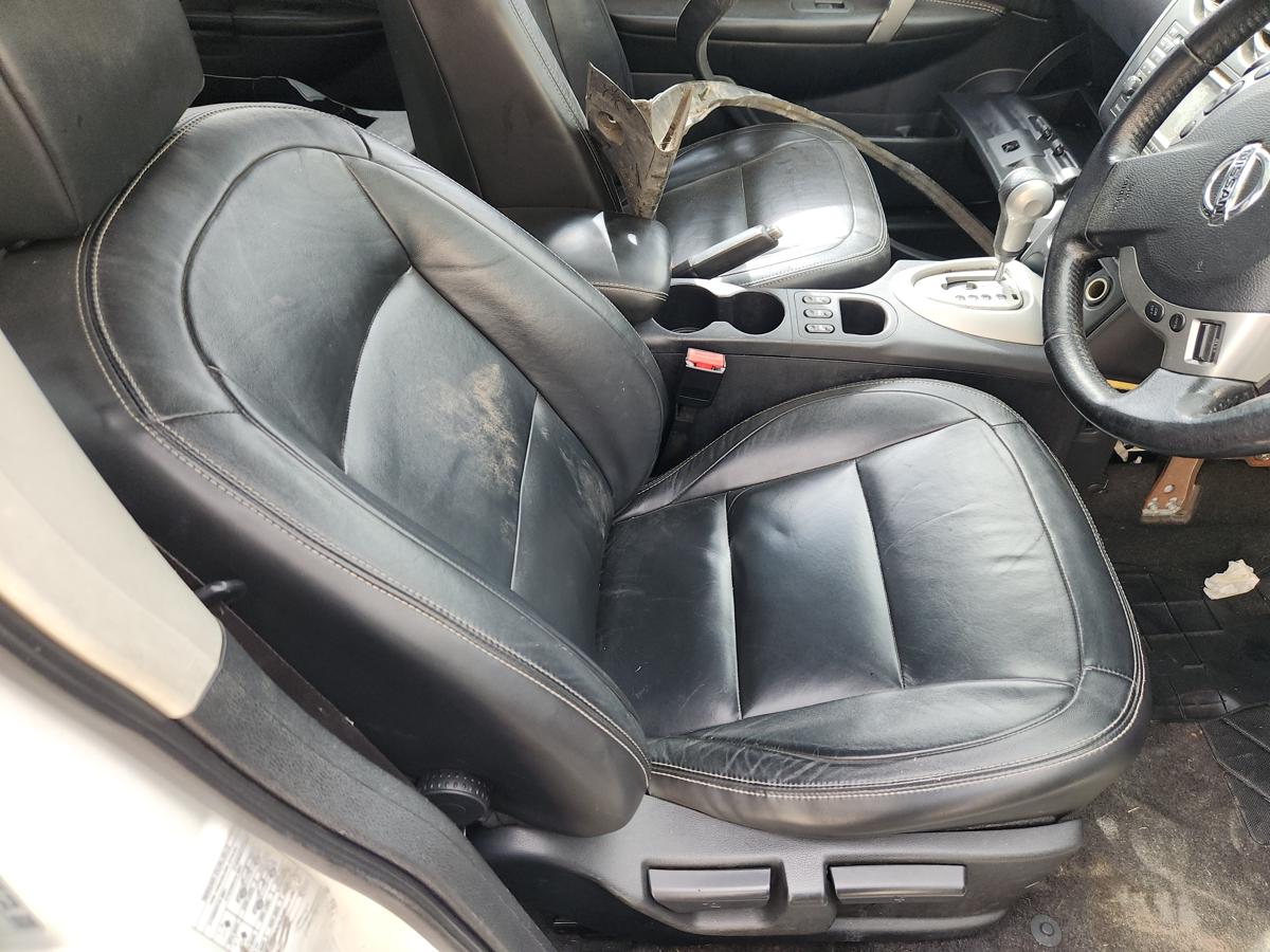 1000935111-Front Seat Right