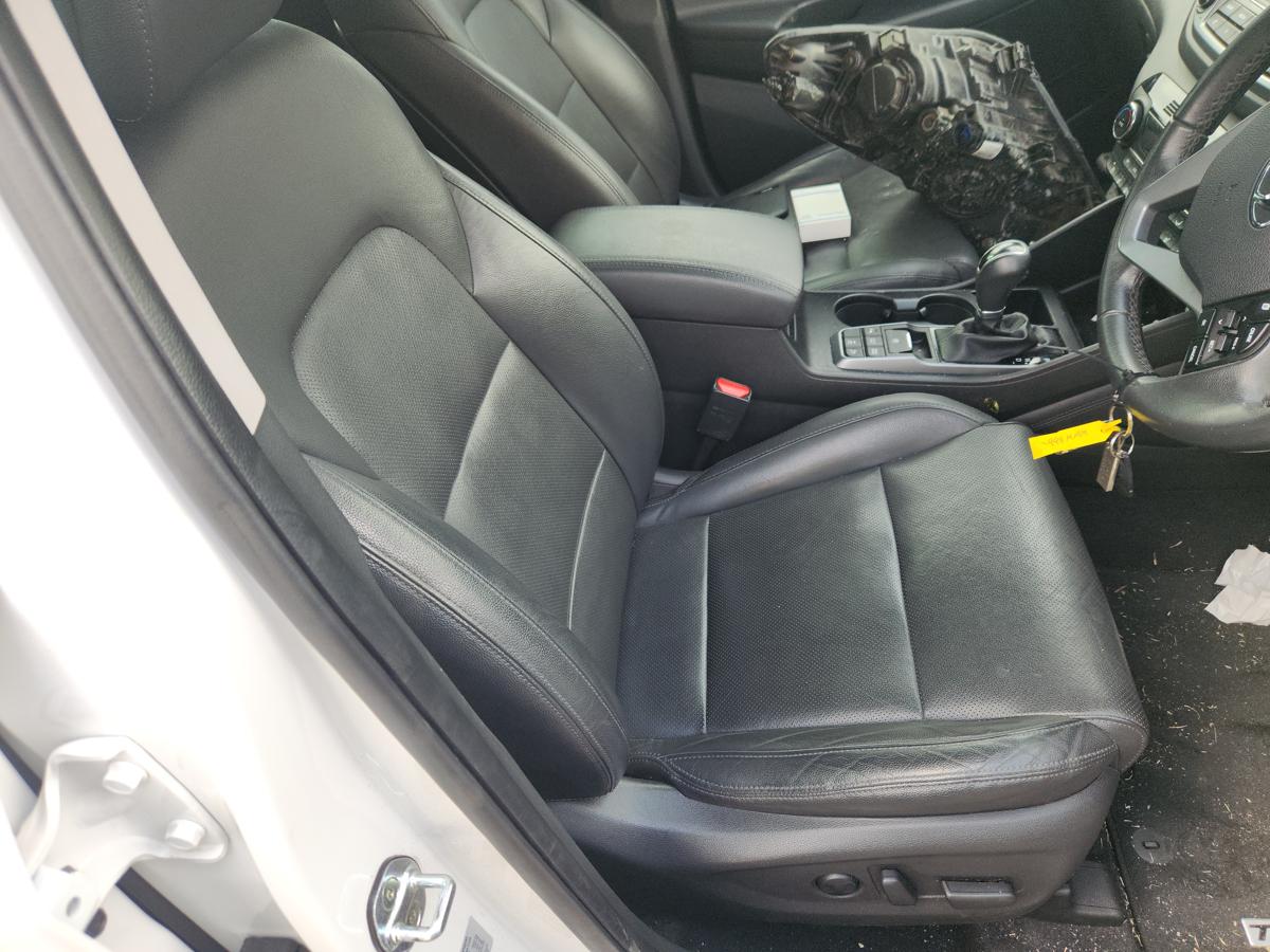 1000943728-Front Seat Right