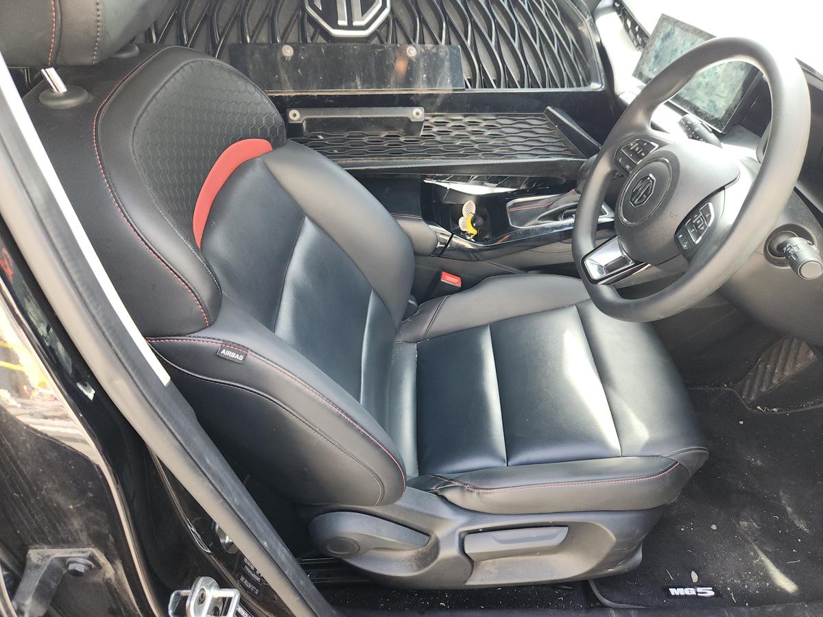 1000944668-Front Seat Right