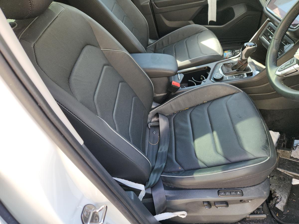 1000944836-Front Seat Right
