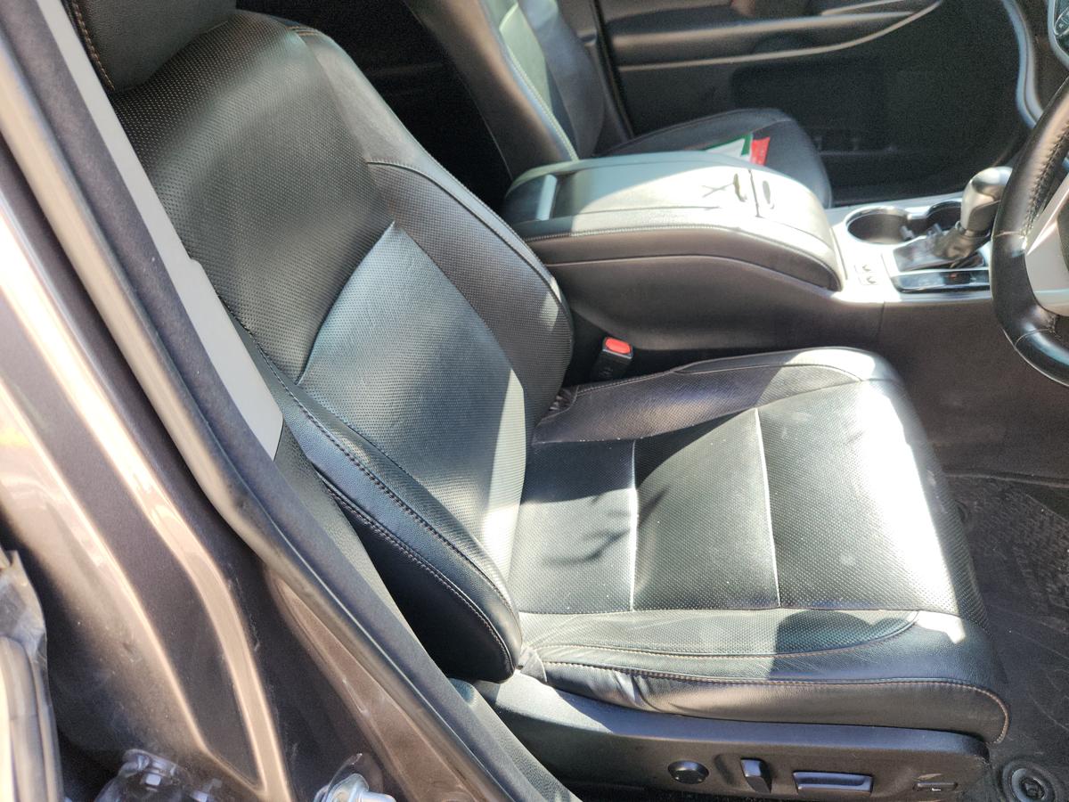 1000944544-Front Seat Right