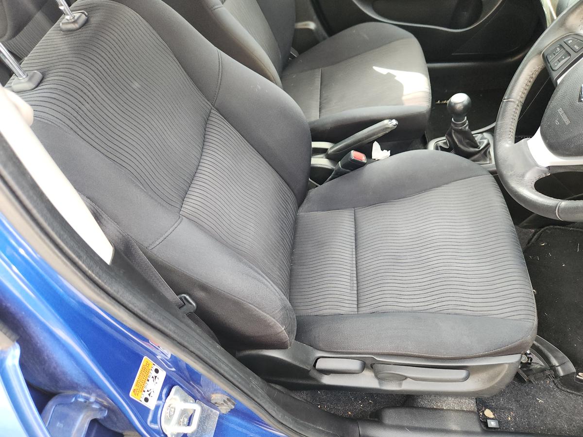 1000946654-Front Seat Right