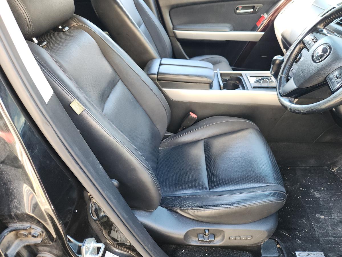 1000945135-Front Seat Right