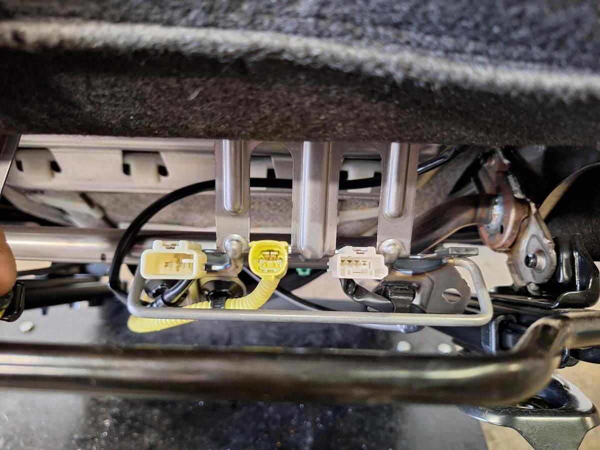 1000938487-Front Seat Right Plug