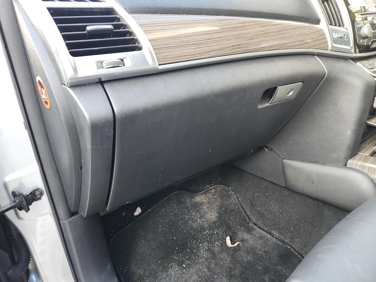 1000934442-Glove Box